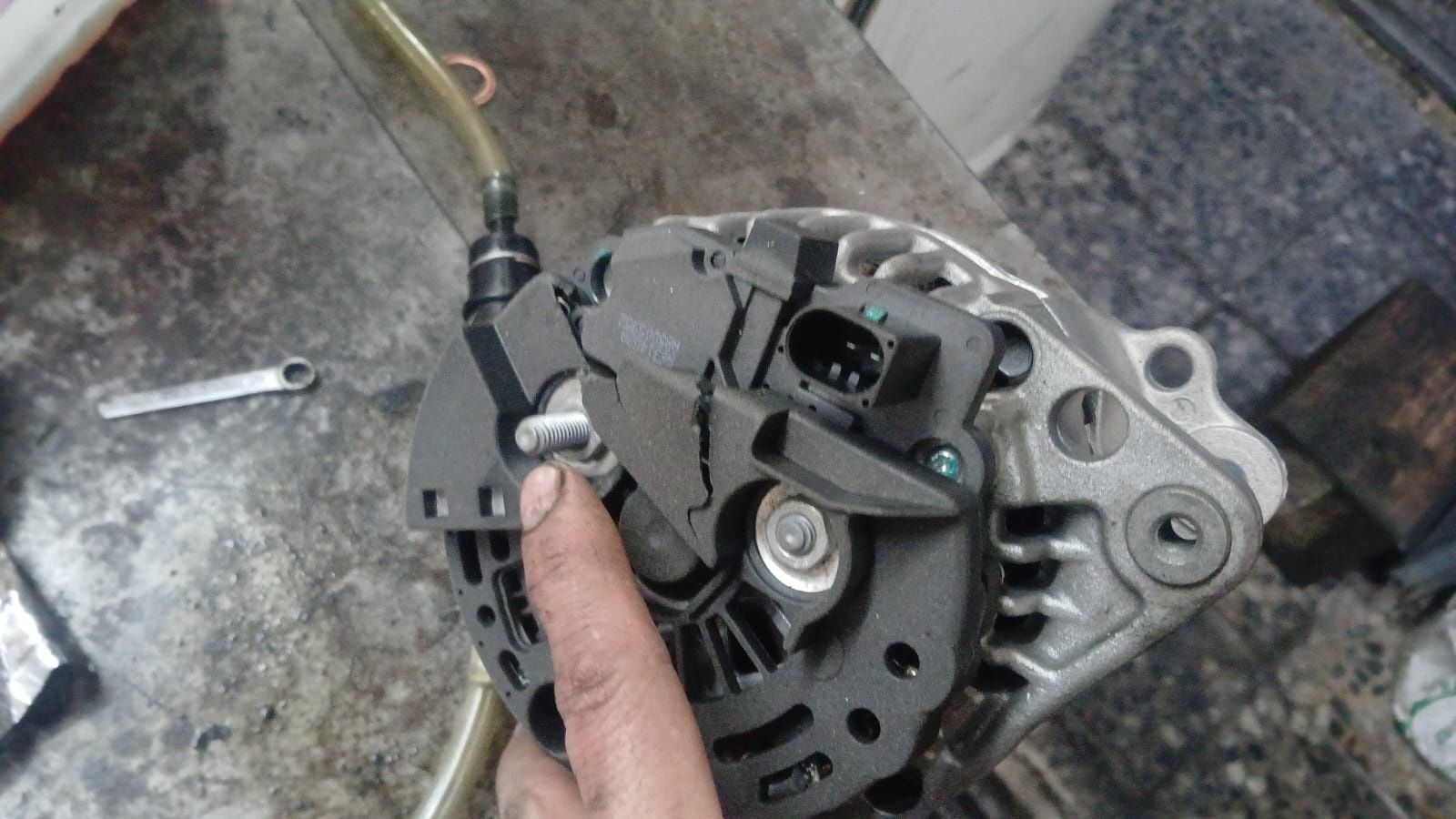 Alternador durante un trabajo de electricidad del automóvil