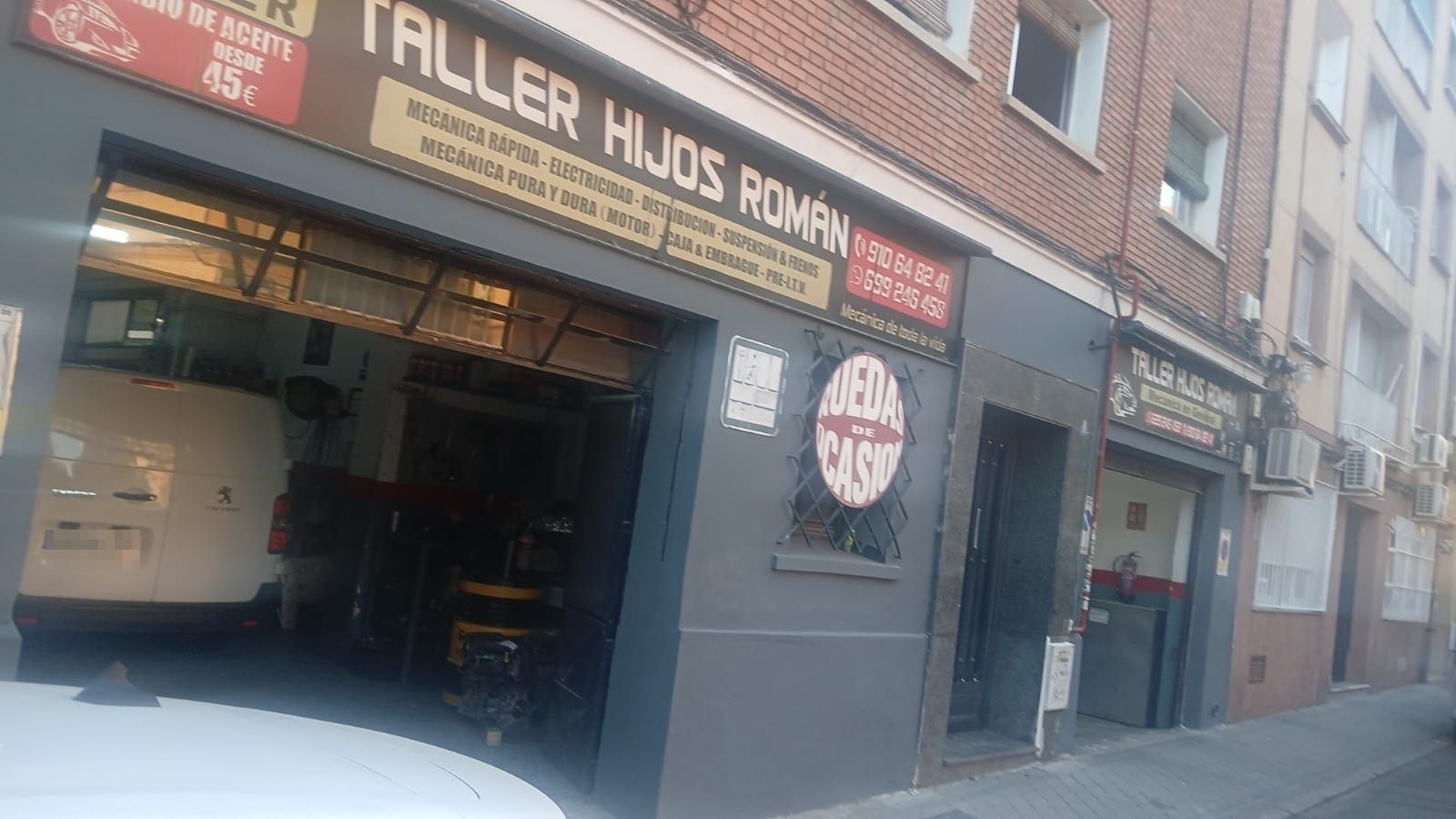 Fachada y accesos de Taller Hijos Román en Usera