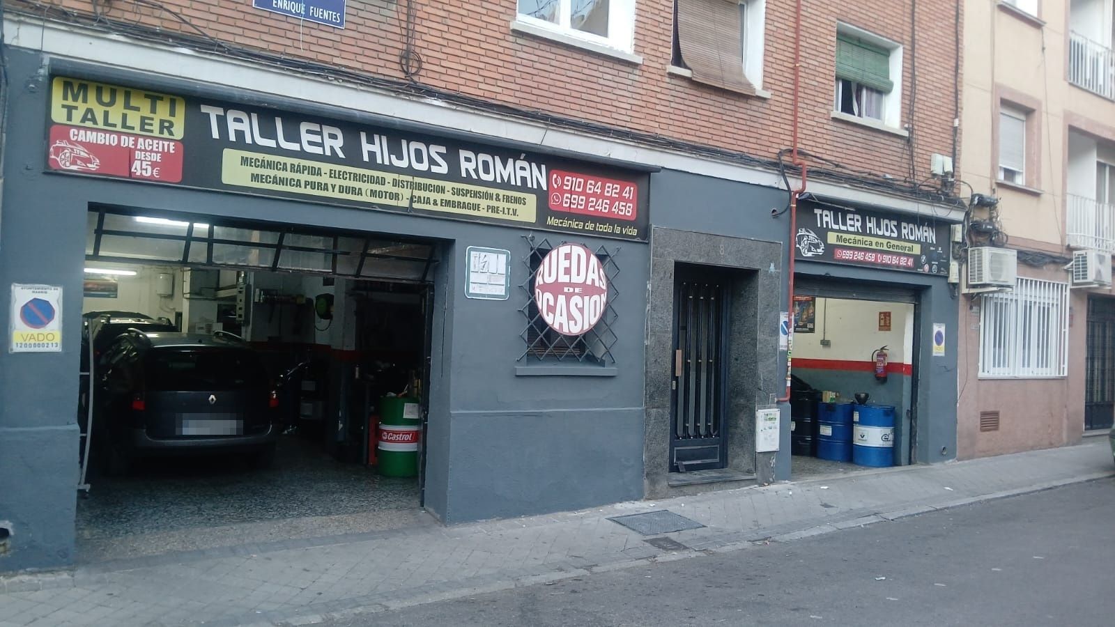 Fachada de Taller Hijos Román en la calle Enrique Fuentes, Usera