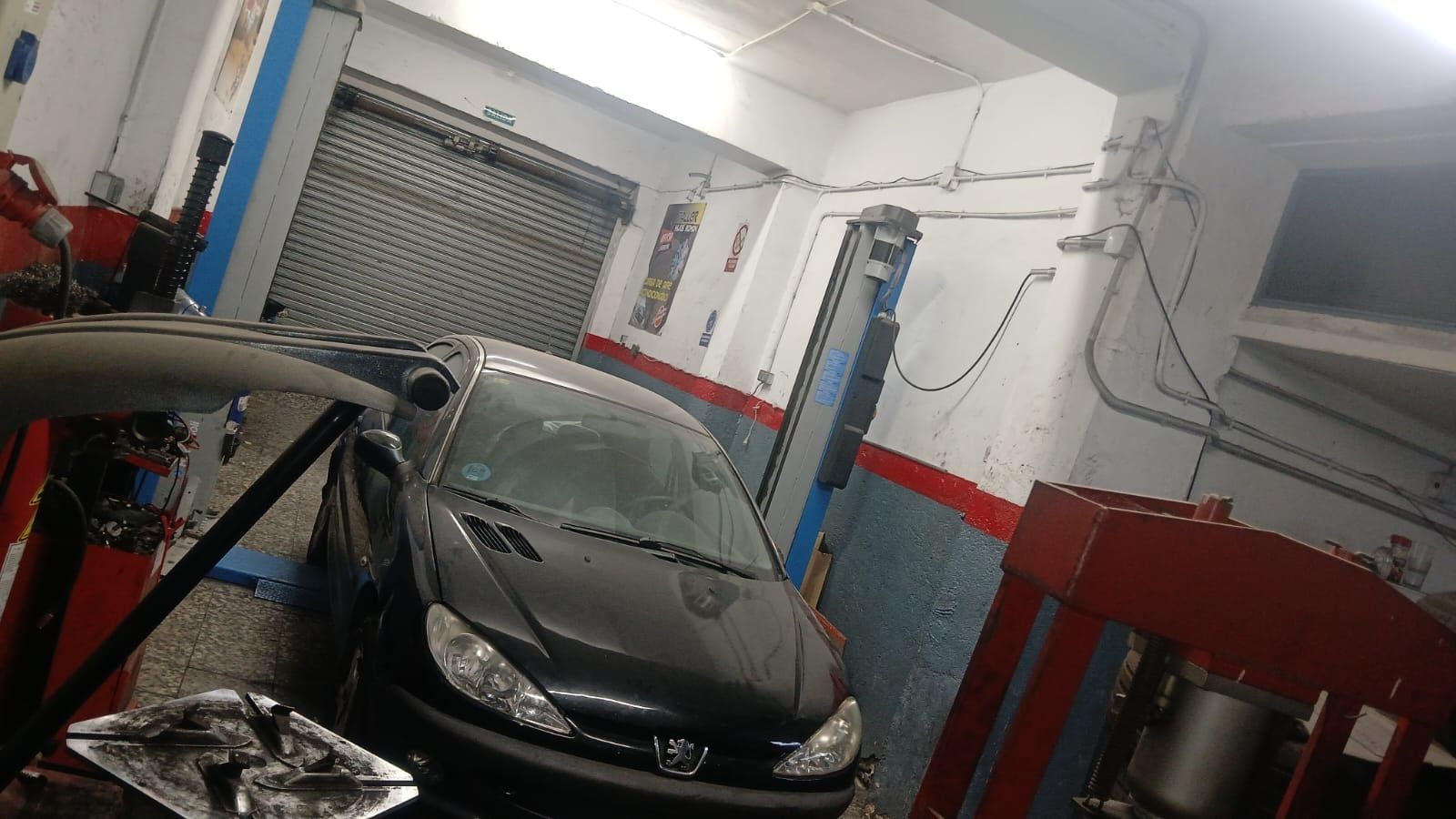 Interior de Taller Hijos Román con zona de trabajo y equipamiento